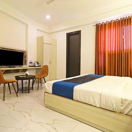 Hotel Almora Near Delhi Airport Нью-Дели Экстерьер фото