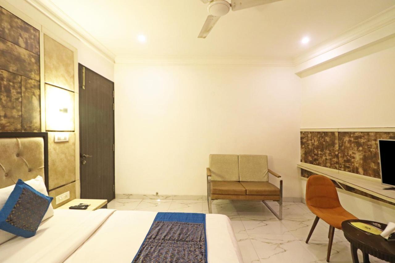 Hotel Almora Near Delhi Airport Нью-Дели Экстерьер фото