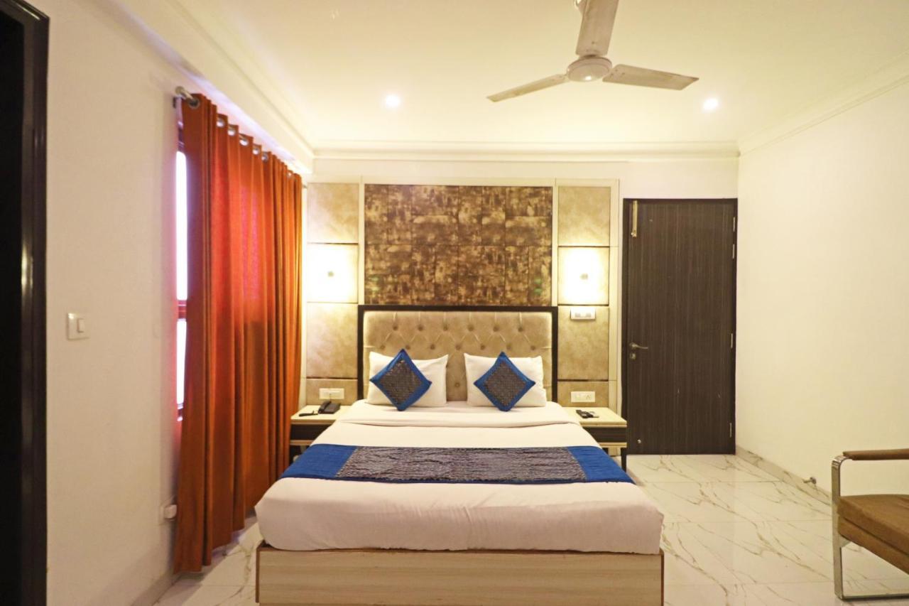 Hotel Almora Near Delhi Airport Нью-Дели Экстерьер фото