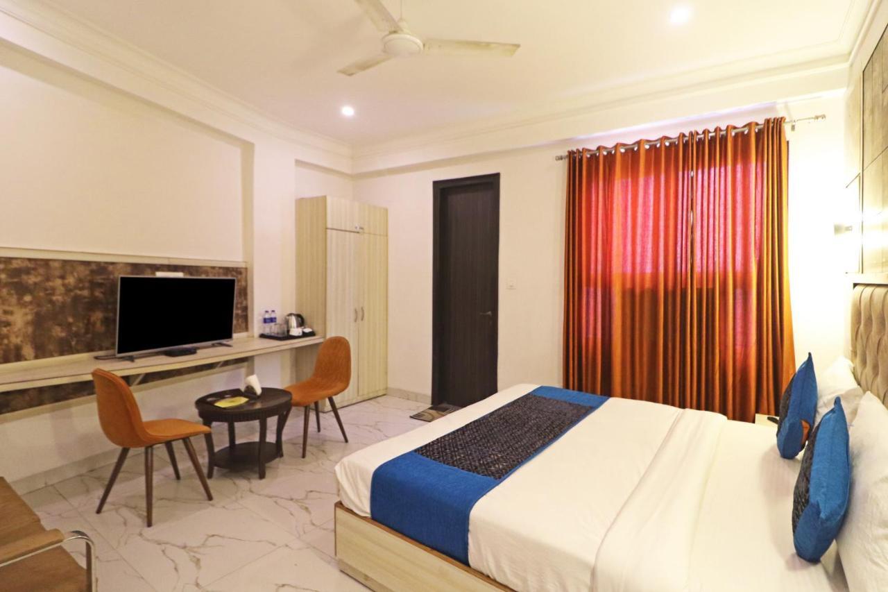 Hotel Almora Near Delhi Airport Нью-Дели Экстерьер фото