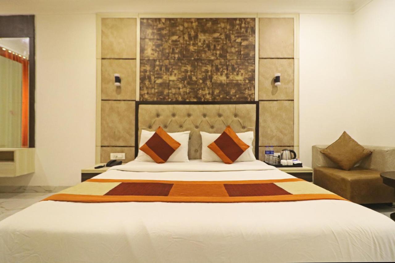 Hotel Almora Near Delhi Airport Нью-Дели Экстерьер фото