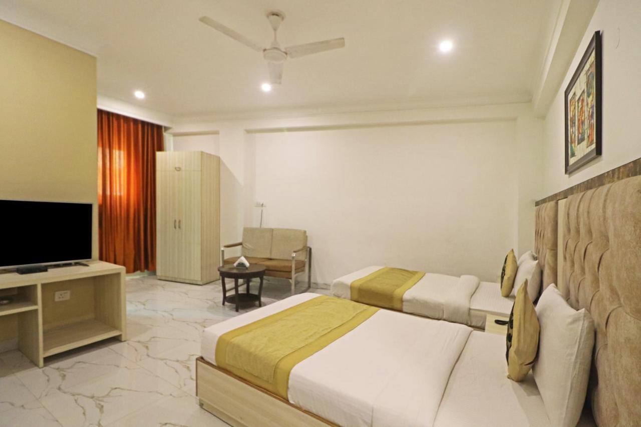 Hotel Almora Near Delhi Airport Нью-Дели Экстерьер фото