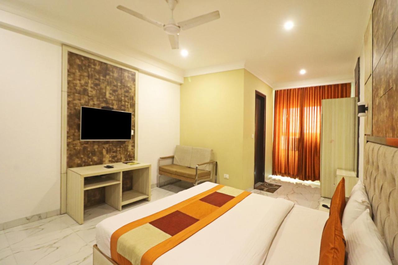 Hotel Almora Near Delhi Airport Нью-Дели Экстерьер фото