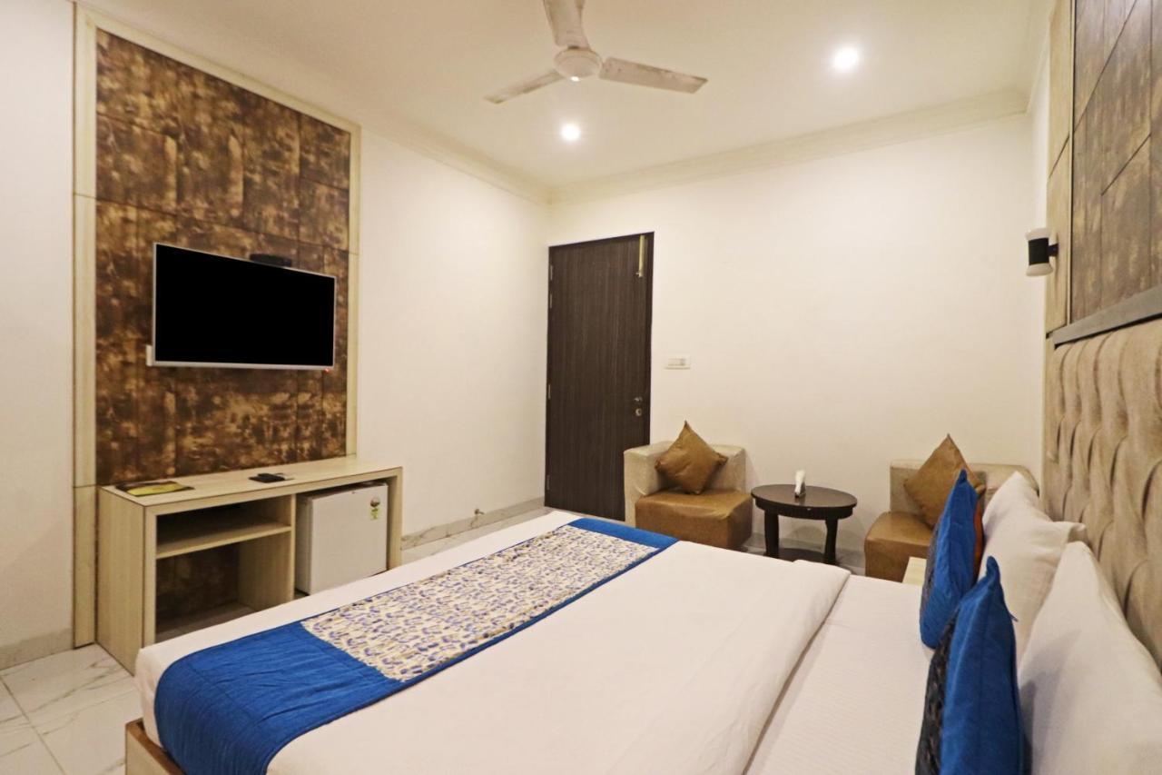 Hotel Almora Near Delhi Airport Нью-Дели Экстерьер фото