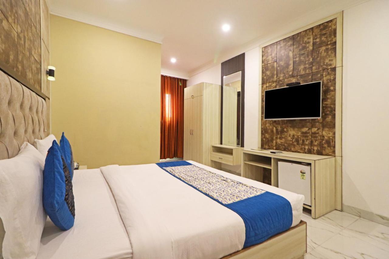 Hotel Almora Near Delhi Airport Нью-Дели Экстерьер фото