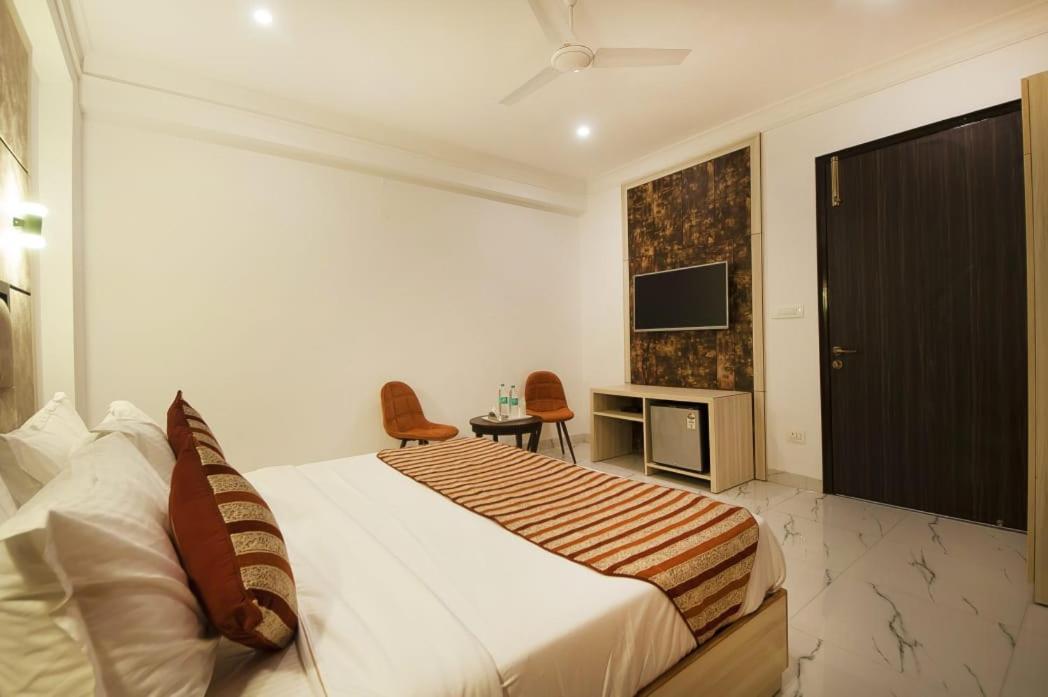 Hotel Almora Near Delhi Airport Нью-Дели Экстерьер фото