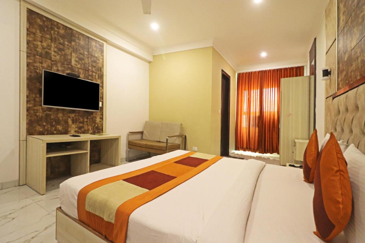 Hotel Almora Near Delhi Airport Нью-Дели Экстерьер фото