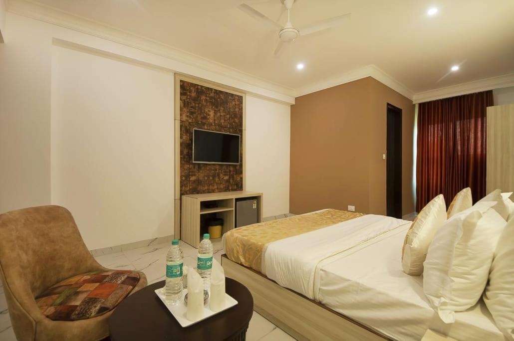 Hotel Almora Near Delhi Airport Нью-Дели Экстерьер фото