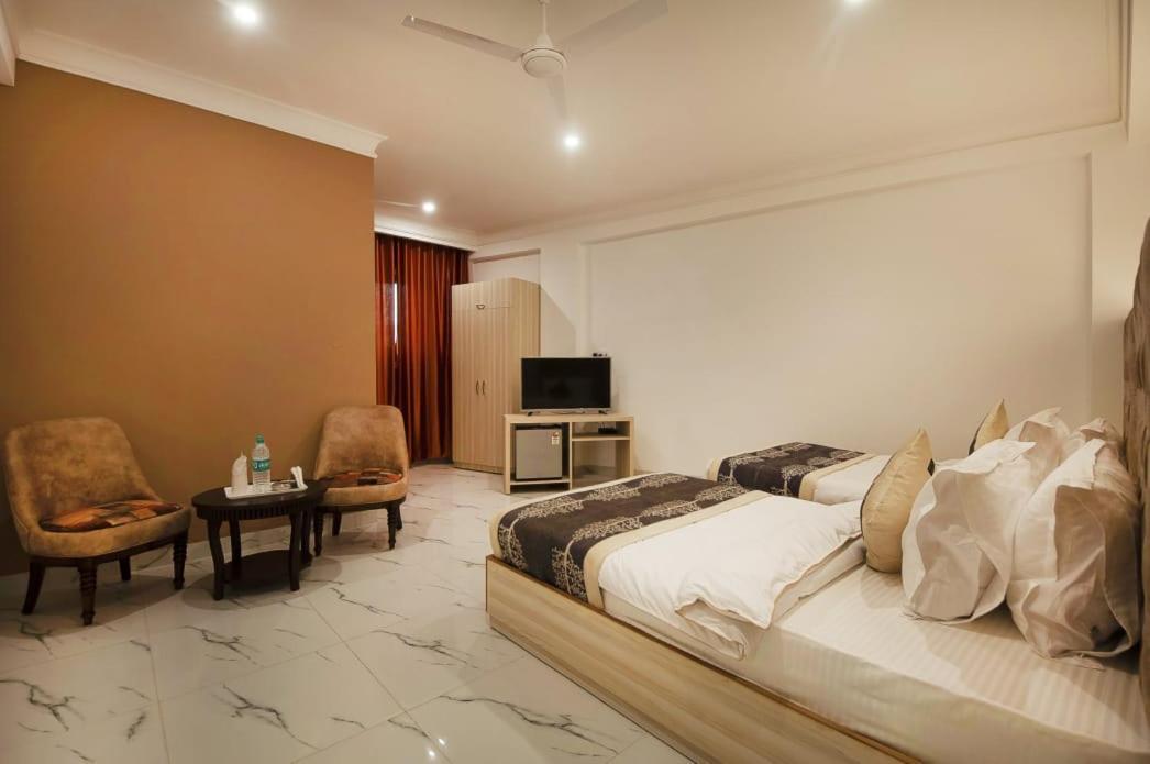 Hotel Almora Near Delhi Airport Нью-Дели Экстерьер фото
