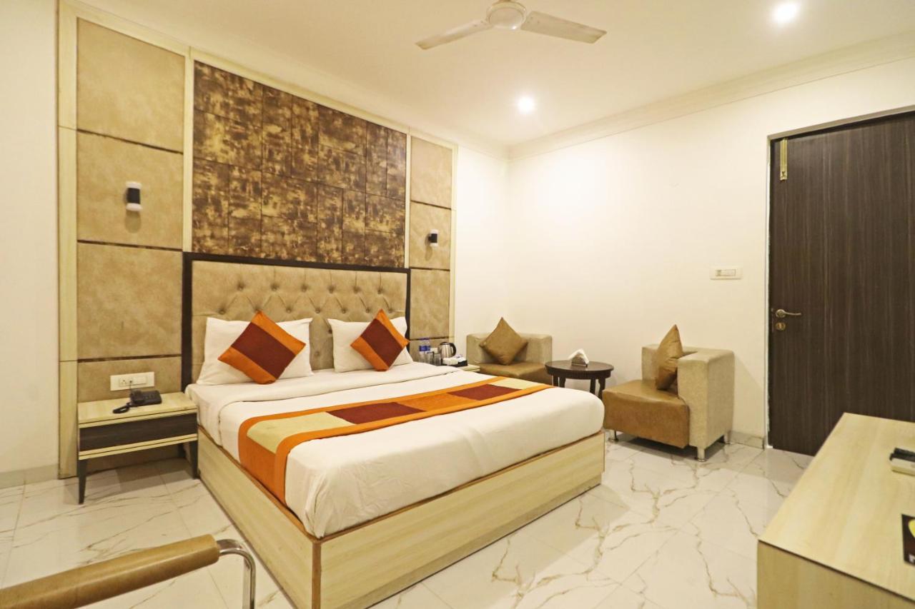 Hotel Almora Near Delhi Airport Нью-Дели Экстерьер фото