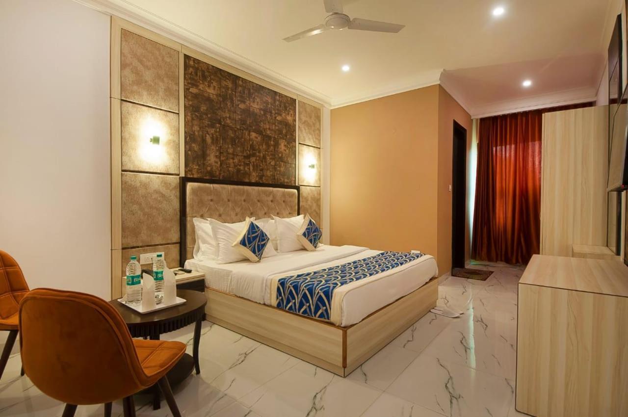 Hotel Almora Near Delhi Airport Нью-Дели Экстерьер фото