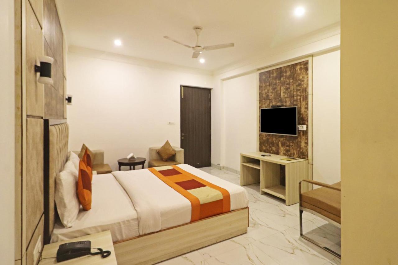 Hotel Almora Near Delhi Airport Нью-Дели Экстерьер фото