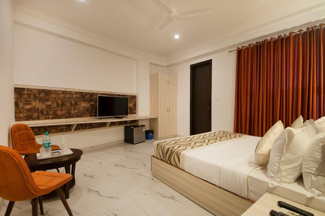 Hotel Almora Near Delhi Airport Нью-Дели Экстерьер фото