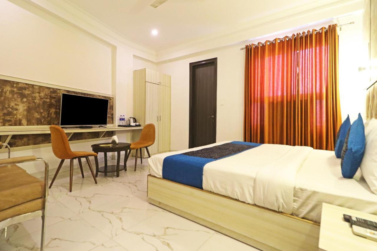 Hotel Almora Near Delhi Airport Нью-Дели Экстерьер фото