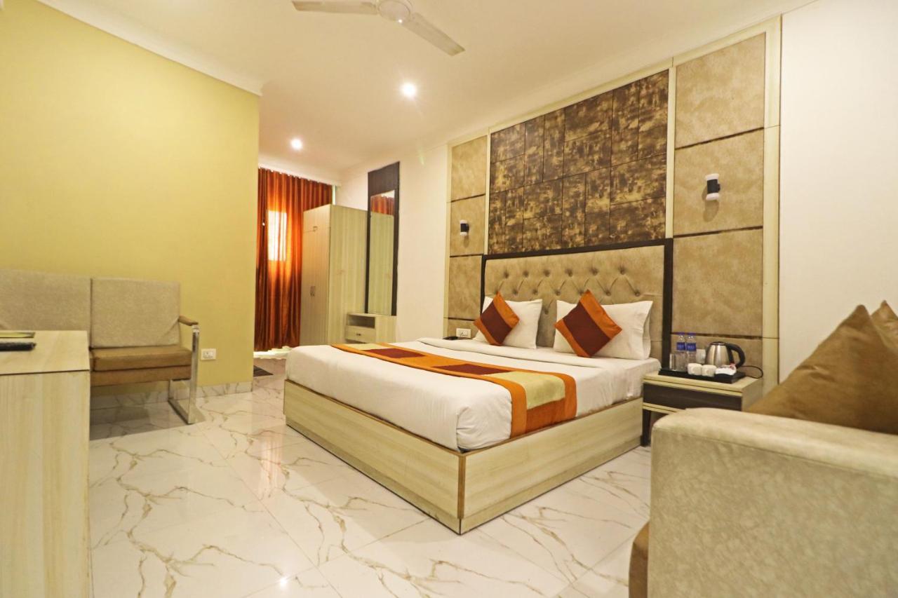 Hotel Almora Near Delhi Airport Нью-Дели Экстерьер фото