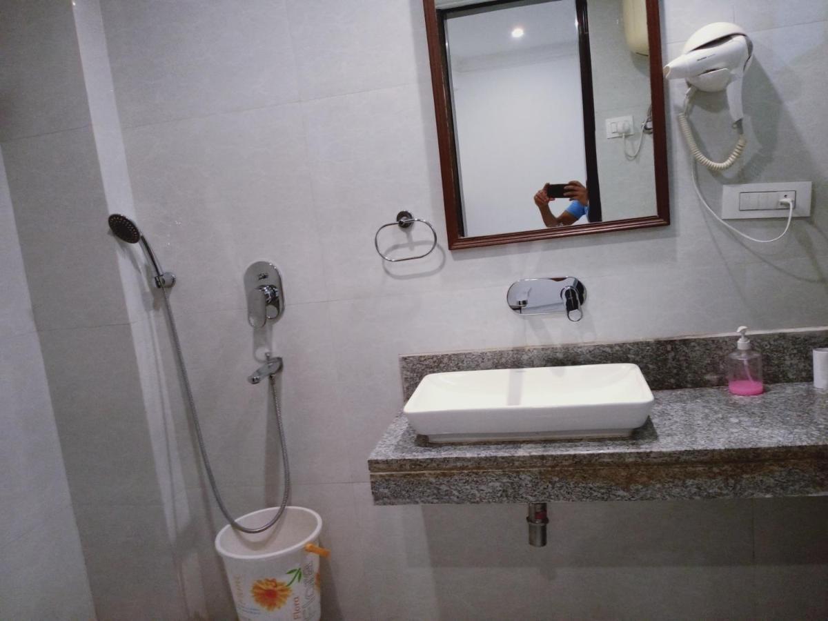 Hotel Almora Near Delhi Airport Нью-Дели Экстерьер фото