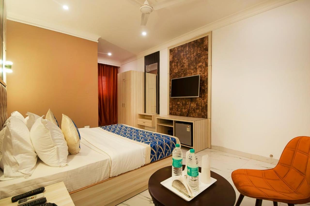 Hotel Almora Near Delhi Airport Нью-Дели Экстерьер фото