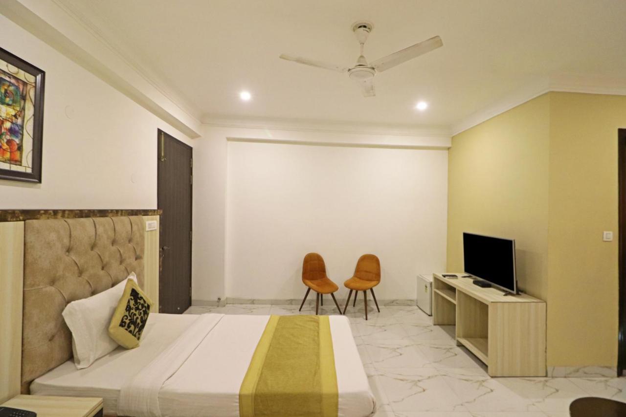 Hotel Almora Near Delhi Airport Нью-Дели Экстерьер фото